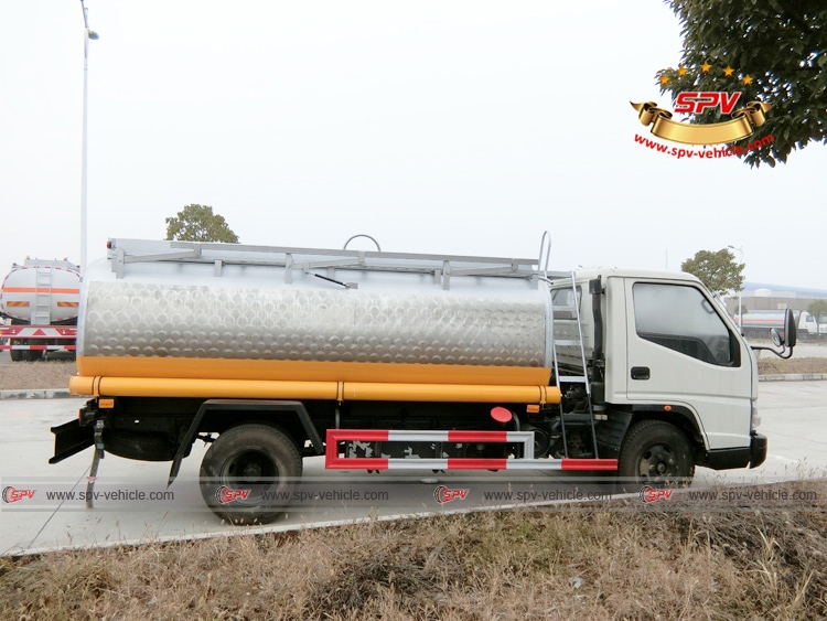 Right Side View of Stainless Steel Fuel Tanker Right Side View of Stainless Steel Fuel Tanker